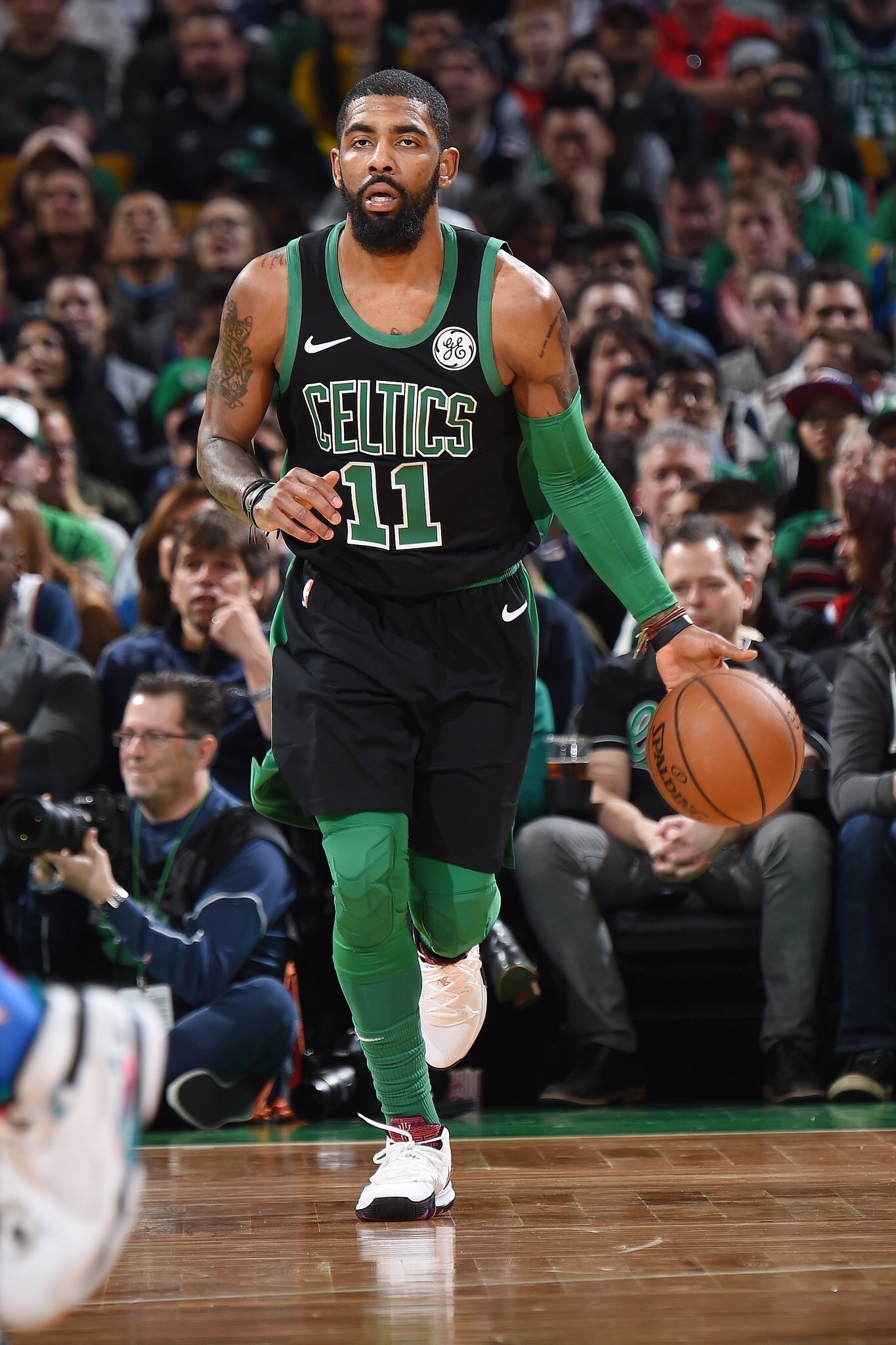 简洁纯色的商务型名片设计